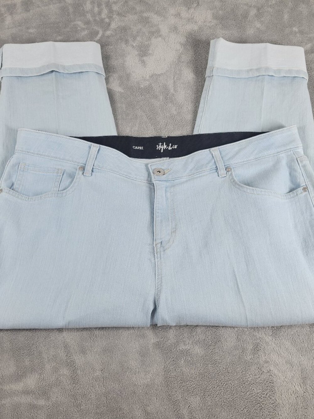 Style Co Womens Light Wash Denim Capris 18W 40 Waist Stretch Cuffed Jeans CAP35E